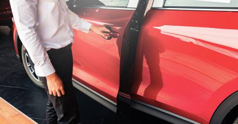 Man opent rode autodeur met Smart Keyless
