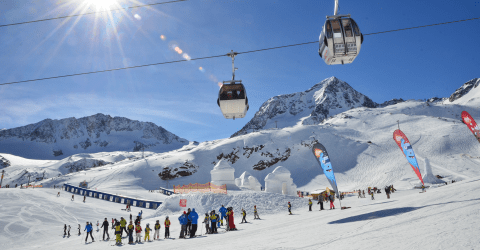 Wintersport; skiënde mensen bij een skilift